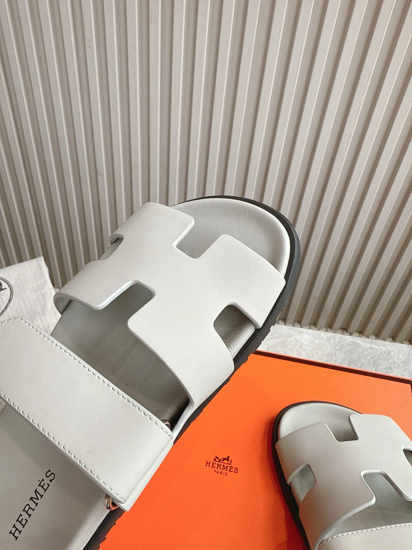 p480🐮🐮Couple model (top version) H family 2024 spring and summer new style HERMES Hermes' recently popular couple model pig nose angle sandals and slippers, paired with various colorful socks, popular. Upper: imported original deerskin (the genuine leather edging is not ordinary super migration). Lining: imported genuine leather. Outsole: Tpu non-slip and wear-resistant outsole. Size: Female 35-42 (40/42 non-returnable and non-exchangeable) Male size: 39-45 (45 non-refundable and non-exchangeable)